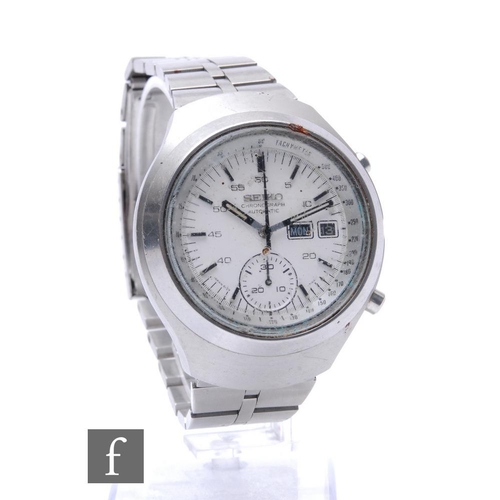 713 - A gentleman's stainless steel Seiko chronograph automatic wrist watch with batons and Arabic numeral... 