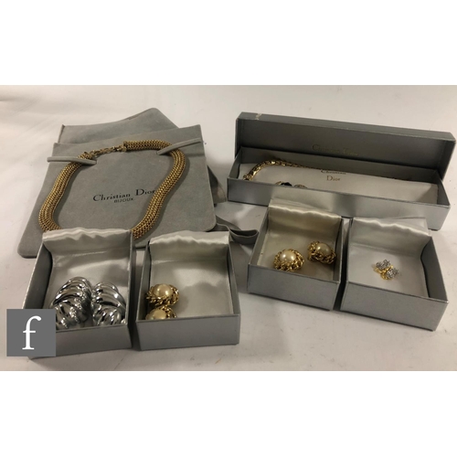 667 - A parcel lot of assorted costume, silver and other jewellery to include boxed Christian Dior items, ... 