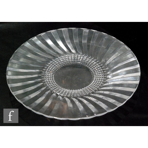 901 - Jan Johansson - Orrefors - A large later 20th Century clear crystal Expo plate, decorated with radia... 