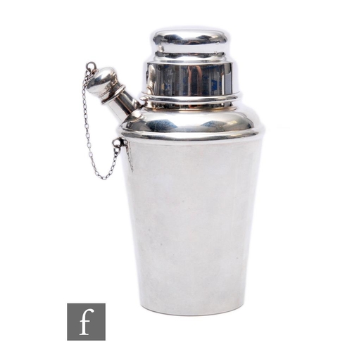 521 - Cartier - A French sterling silver half pint cocktail shaker of typical plain form, terminating in c... 