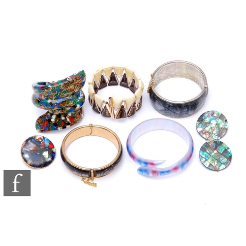 864 - Unknown - A collection of assorted vintage costume jewellery formed from plastics to include a 1980s... 