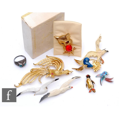 870 - Various - A collection of assorted costume jewellery bird brooches to include two plastic seagulls, ... 