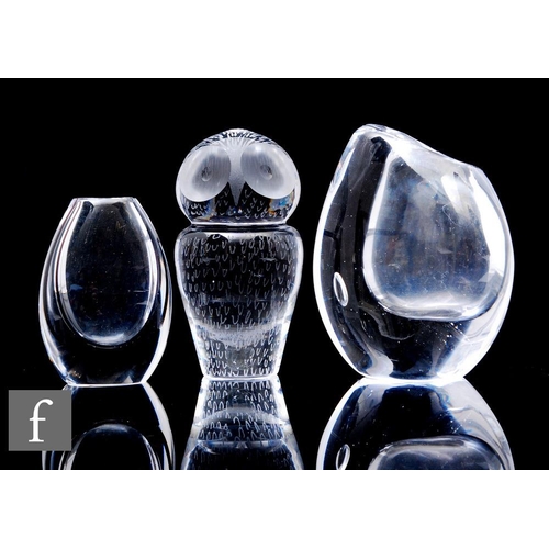 897 - Vicke Lindstrand - Kosta - A clear crystal glass vase of compressed ovoid form with asymmetrical int... 