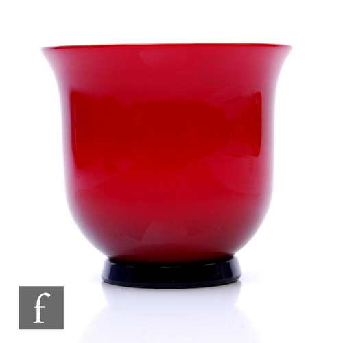 928 - Paolo Venini - Venini - A small later 20th Century Italian Murano glass bowl of footed ovoid form wi... 