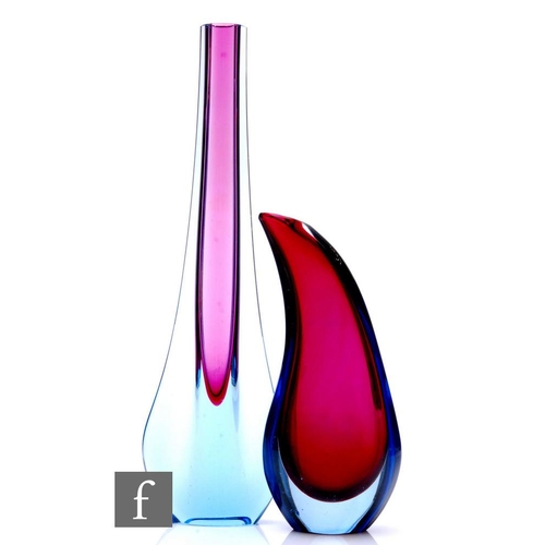 932 - Galliano Ferro - A mid 20th Century Italian Murano Sommerso glass vase of slender compressed sleeve ... 