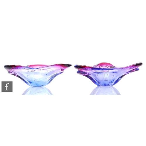 957 - Josef Hospodka - Cribska - A pair of mid 20th Century sommerso Hutin glass dishes, of triform, decor... 