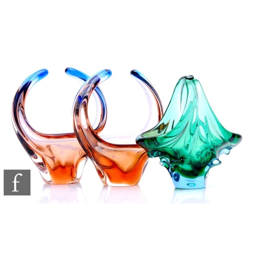 963 - Karel Zemek - Mstisov - A pair of mid 20th Century glass Niagara bowls, of tapered form with pulled ... 