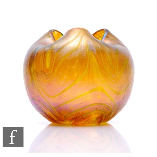 981 - Otto Thamm - Fritz Heckert - An early 20th Century glass vase of spherical form with triform rim, de... 