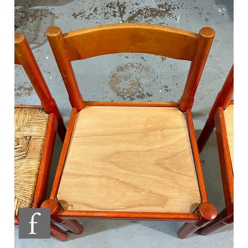 725 - Vico Magistretti - Cassina - A set of six Carimate chairs with red stained beech frames and woven gr... 