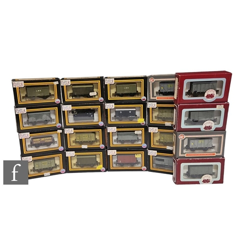 4048 - A collection of OO gauge Dapol rolling stock, to include fruit vans, vent vans, banana vans etc, box... 