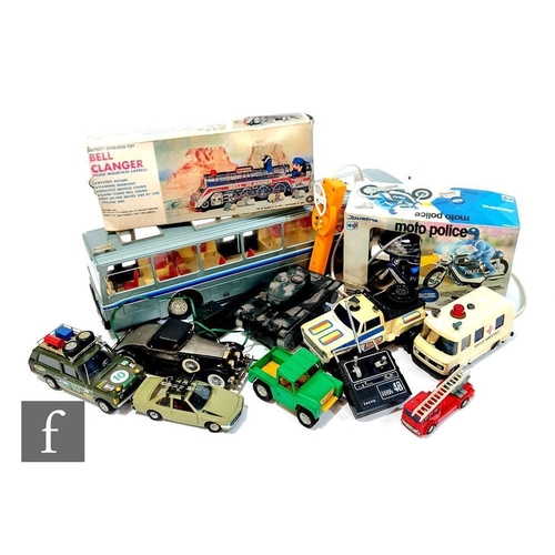 4428 - A collection of assorted battery operated toys, to include a boxed Masudaya Bell Clanger, a boxed Jo... 