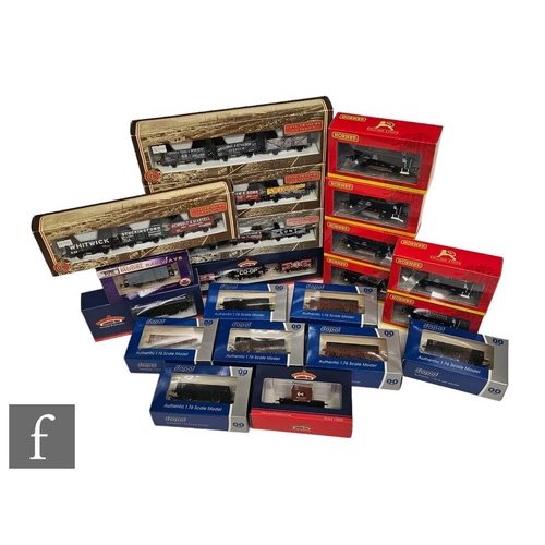 4070 - A collection of OO gauge rolling stock by Bachmann, Dapol and Hornby, including a number of sets, so... 