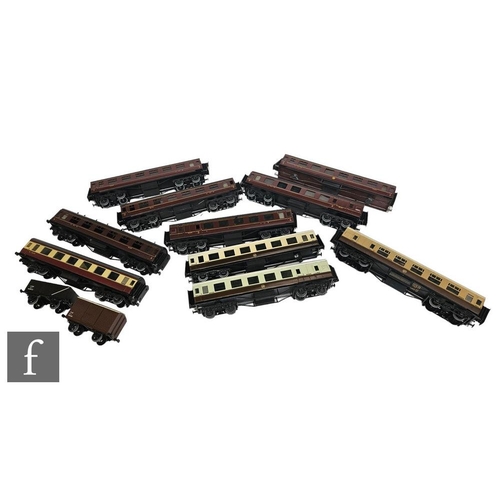 4071 - A collection of O gauge Leeds Model Co rolling stock and passenger coaches to include a GWR Third an... 