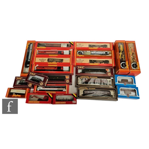 4092 - A collection of OO gauge rolling stock, mostly Hornby but some GMR, Mainline and Airfix, to include ... 