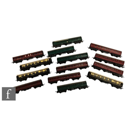 4112 - A collection of TT gauge Triang passenger coaches, to include Pullman, BR MkIII, Suburban Composite ... 