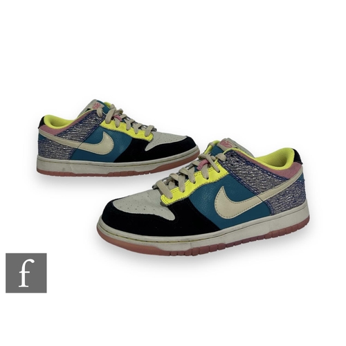 207 - A pair of 2009 Nike Dunk Low 6.0 trainers in the Emerald Radiant Beach colour way, size UK 6.5.