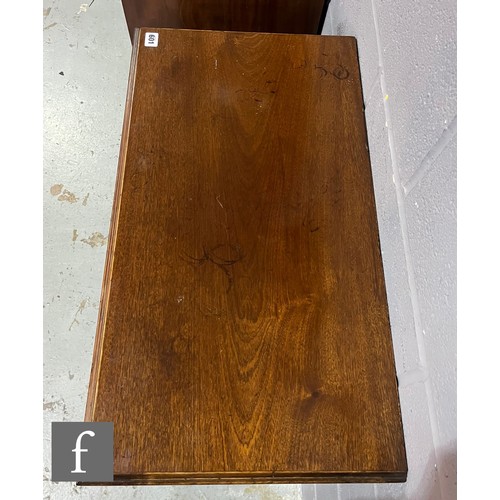 601 - A 20th Century George III style mahogany bachelor's chest, the brushing slide over two short and thr... 