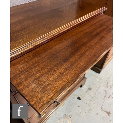 601 - A 20th Century George III style mahogany bachelor's chest, the brushing slide over two short and thr... 