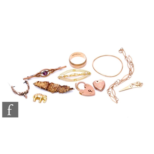 250 - A small parcel lot of assorted 9ct items to include charms, brooches and a wedding ring, total weigh... 