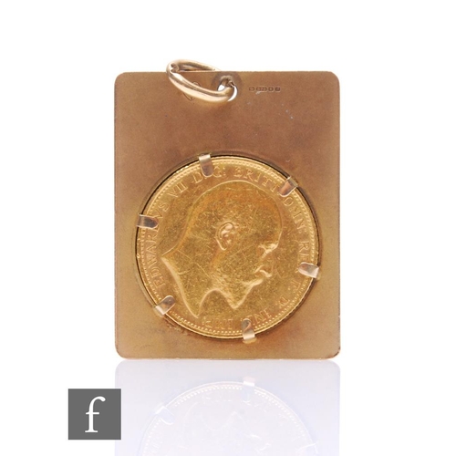 258 - An Edward VII sovereign dated 1907, claw set to a 9ct pendant mount, total weight 13g.