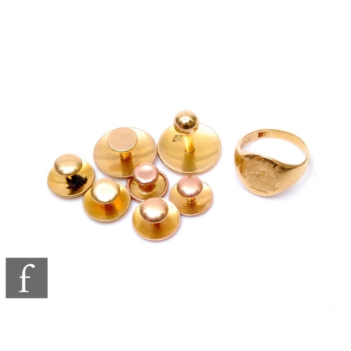 261 - Three 18ct dress studs and an 18ct signet ring, total weight 7.4g, with a 15ct example, weight 1.2g,... 