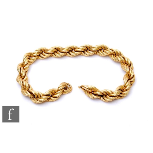 302 - An 18ct rope twist bracelet, weight 20g, length 21cm, terminating in bolt ring fastener.