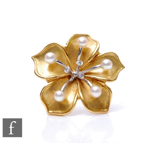 304 - An 18ct diamond and cultured pearl brooch modelled as five leaf flower head, weight 9g, diameter 30m... 