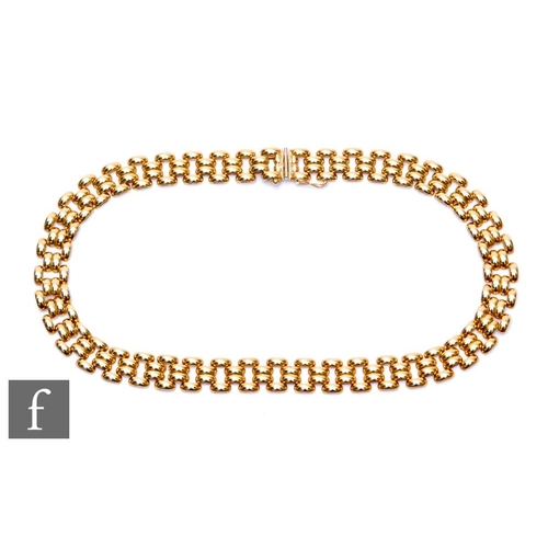 318 - A 9ct hallmarked necklet comprising pairs of cushioned oval panels within conforming borders, weight... 