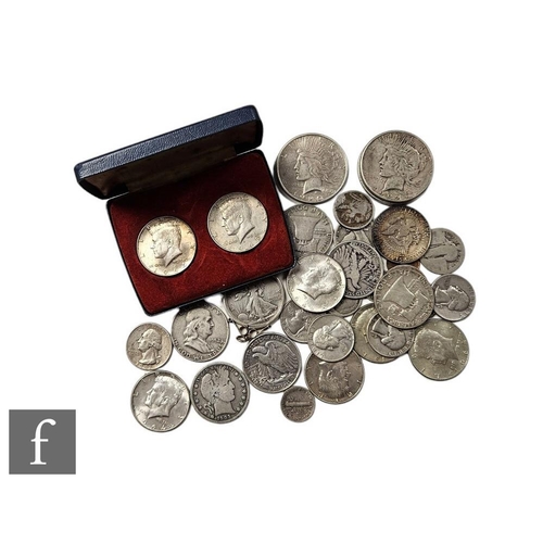 585 - Various American coins to include dollars, 1922 x3 and 1925, various half dollars, quarters and dime... 