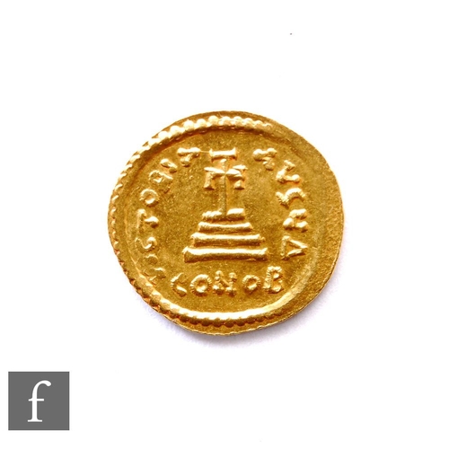 639 - A Roman Byzantine gold coin, Constantinople mint, Eastern Empire Solidus, reverse reads Victoria Vas... 