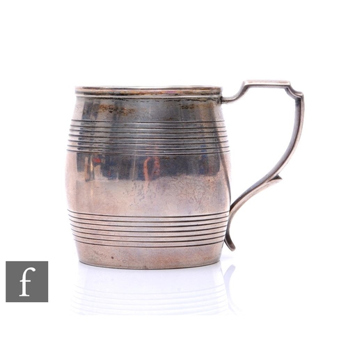 91 - A small George IV hallmarked silver barrel mug with angular side handle, weight 64g, height 6cm, Lon... 