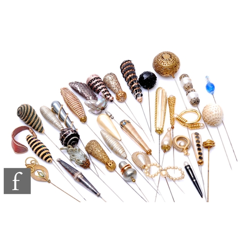 228 - A collection of various hat pins to include faux pearl, gilt metal and sequin examples. (46)