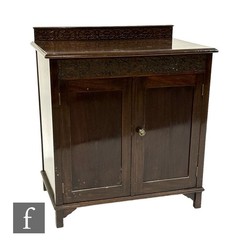 498 - An early 20th Century mahogany chest of four graduated drawers, circular brass drop handles, shaped ... 