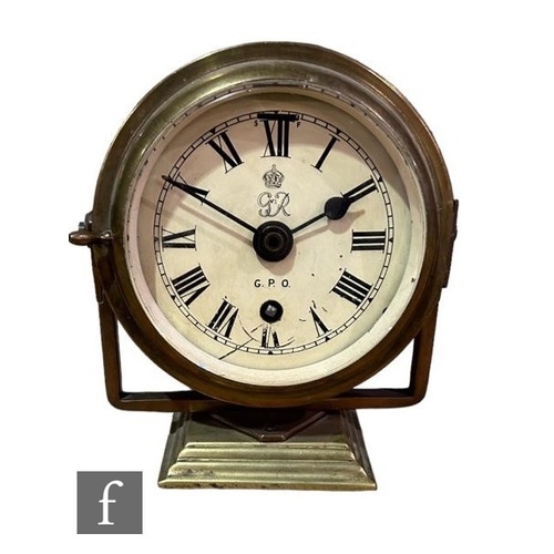 319 - A George V G.P.O circular clock in brass gimble frame on a stepped base, No 43, height 20cm.