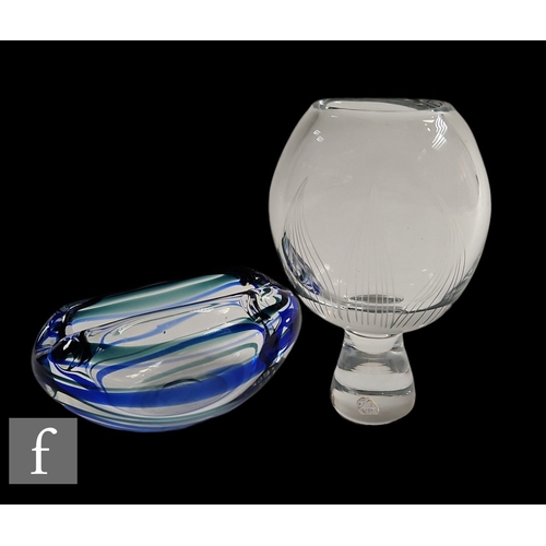 786 - A small post war Leerdeam Unik glass bowl by Floris Meydam, of compressed ovoid form with roll rim, ... 