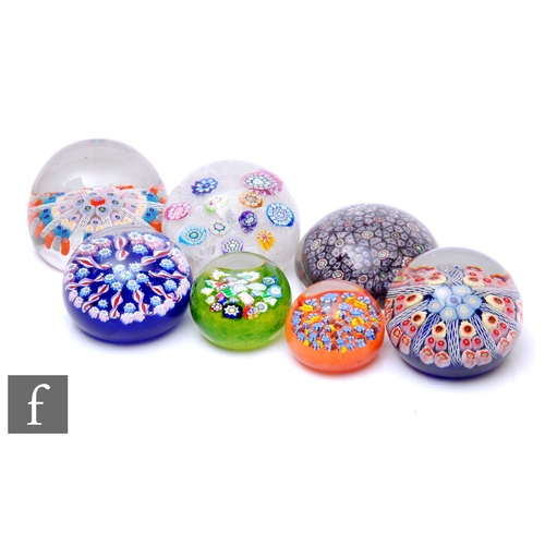 902 - A collection of assorted 20th Century glass paperweights, all internally decorated with varying mill... 