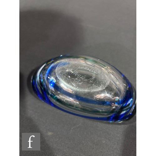 786 - A small post war Leerdeam Unik glass bowl by Floris Meydam, of compressed ovoid form with roll rim, ... 