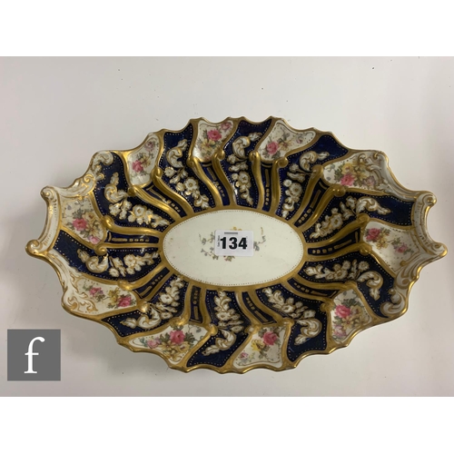 134 - A collection of 19th to early 20th Century English porcelain dessert wares, to include various desse... 