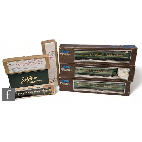 84 - A collection of assorted model railway items, mostly O gauge, to include a Leinster Models LMS coach... 