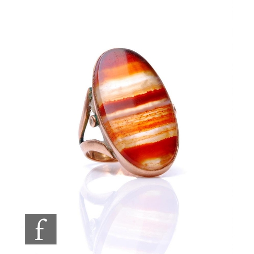 121 - A 9ct rose gold banded agate signal stone ring, oval stone to split shoulders, weight 4.9g, ring siz... 