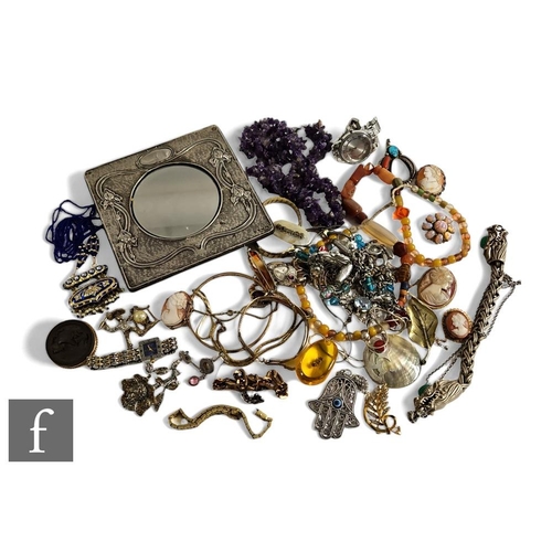 122 - A parcel lot of assorted costume and other jewellery to include beads, pendants, watches, a silver e... 