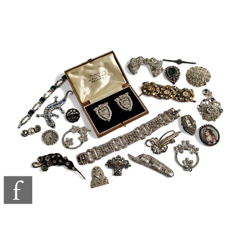 123 - A large parcel lot of assorted costume and other jewellery to include Art Deco and other beads, broo... 