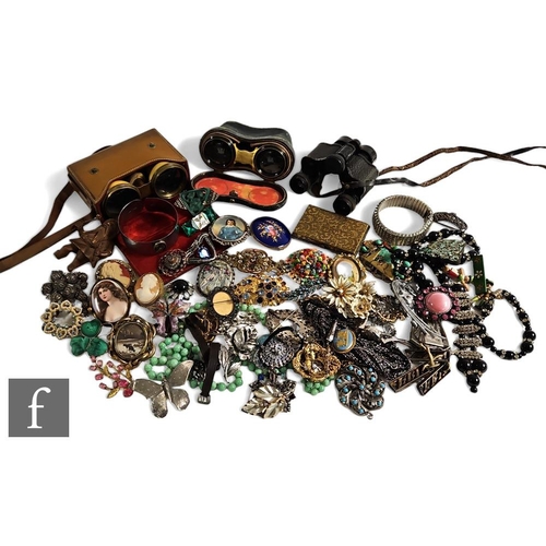 124 - A large parcel lot of assorted early 20th Century and later costume jewellery and other items to inc... 