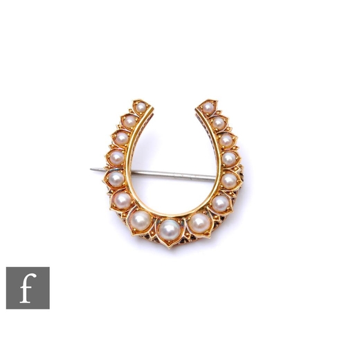 75 - An early 20th Century 9ct horse shoe brooch set with graduated split pearls, weight 4.5g, length 2.5... 