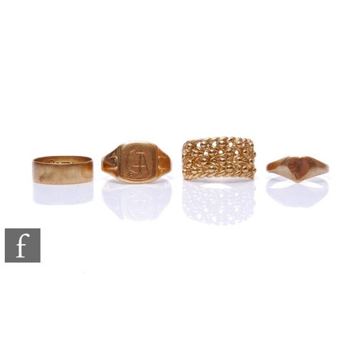 81 - Four assorted 9ct hallmarked rings to include a wedding ring, two signets and a keeper ring, total w... 