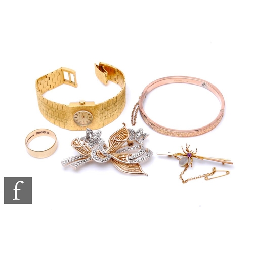 88 - Three items of 9ct jewellery to include a bangle, a wedding ring and a brooch, total weight 14g, dam... 