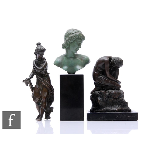 334 - A small 20th Century green patinated bronze bust of a Romanesque male looking to right on a rectangu... 