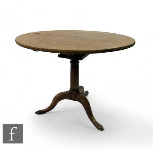 472 - A 19th Century walnut circular tripod occasional table with bird cage action, on splayed legs, diame... 