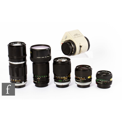 124 - A collection of Canon cameras lenses, to include 135mm 1:2.5, 35mm f:2, 135mm f:2.5mm, 200mm f:2.8, ... 