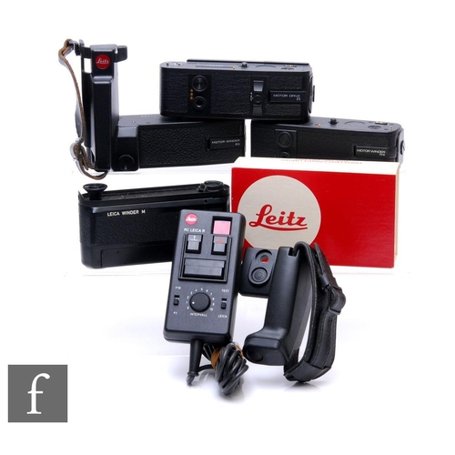 136 - A collection of Leica camera accessories, to include winder M motordrive, R3 motor winder, R4 motor ... 